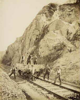 Felspartie an der Eisenbahn mit Staffagen
