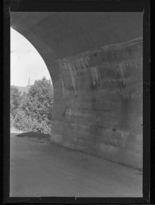 Metzingen, Wasserschäden an der neuen Ermsbrücke