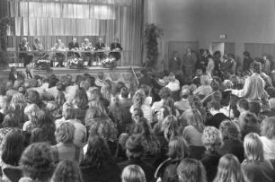 Besuch von Ministerpräsident Lothar Späth in Karlsruhe. Diskussionsrunde mit Jugendlichen im Jugendheim Anne Frank