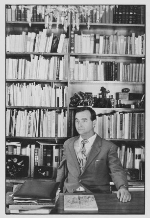 Werner Schmidt (Direktor des Kupferstich-Kabinetts der Staatlichen Kunstsammlungen Dresden) in seinem Arbeitszimmer, auf dem Schreibtisch der Katalog der gerade laufenden Ausstellung "Die Albertina und das Dresdner Kupferstich-Kabinett", aufgenommen in Dresden-Trachau