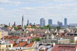Stadtübersicht von Prag : Vom Turm des Neustädter Rathauses am Karlsplatz bietet sich ein guter Rundblick über die Altstadt von Prag. Bild: Blick in östliche Richtung, neue Hochhäuser zerstören die alte Stadtsilhouette, aufgenommen 2008 in Prag