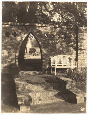 Ausstellungsgarten Jubiläums-Gartenbau-Ausstellung 1926, Dresden: Blick durch ein Tor vom Garten der Rosenfreundin auf den Rosenhof mit Leuchtfontäne und das Cafe-Restaurant, Abschnitt 4