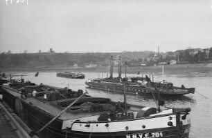 Meißen. Elbe mit Schleppkahn am Kai und Kettenschlepper in der Fahrrinne