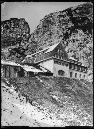 Oberbayern, Wendelstein. Bergstation der Westbahn gegen Gipfel und Hotel Wendelstein