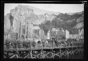 Dinant (Provinz Namur, Belgien): Überqueren der Maas (Gewässer) auf einer Behelfsbrücke ("Maasübergang I. Armee-Korps")