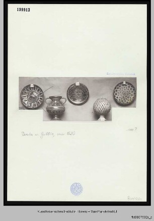 Eine Schale, zwei Teller, eine Kanne und eine Vase, größtenteils geometrisch verziert