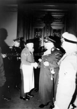 Hermann Göring im Gespräch mit dem Hamburger Original "Aalweber"