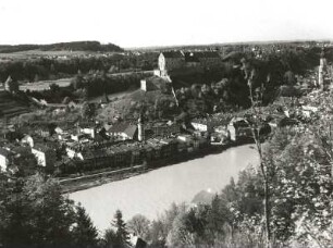 Burghausen. Blick vom österreichischen Hochufer über die Salzach nach Westen gegen die Altstadt und die Burg