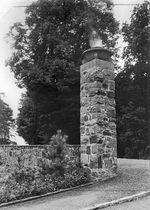 Döbeln, Geyersbergerstraße 107. Krematorium (1938; H. A. Goetze). Pfeiler der Zufahrt mit Flammenschale