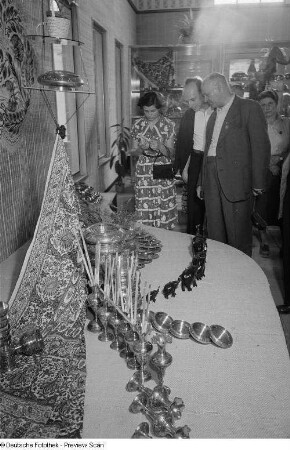 Ausstellungsstücke der indischen Sektion auf der Leipziger Herbstmesse 1954