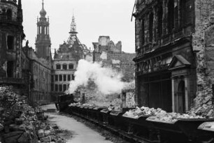 Dresden, Altstadt. Enttrümmerung im Gebiet Zwinger / Residenzschloß mit Feldbahn ("Trümmerbahn"), um 1952/1955
