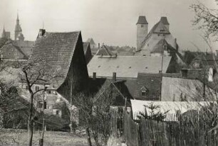Blick von der Pfarrgasse : Freiberg (Sachsen), Blick von der Pfarrgasse (Sächsstadt). Im Hintergrund St. Petri (links) und Rathausturm (rechts)