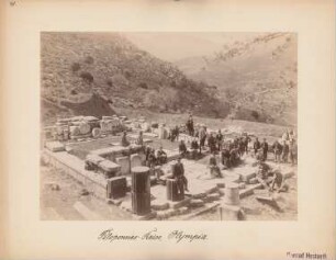Tempel der Despoina, Lykosura: Ruinen mit Reisegruppe
