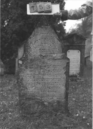 Grabstein 153 (Index: 100009010) Zustand: linker Rand zum Teil abgebröckelt, insgesamt leicht verwittert Maße HxBxT: 118x57x8 cm: Grabstein 153