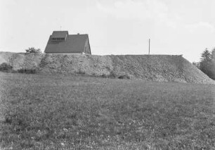 Schacht und Abraumhalde : Abraumhalde eines Schachtes in Johanngeorgenstadt. Im Hintergrund das Gebäude mit dem Schacht.