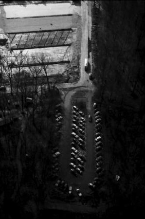 Stuttgart, Degerloch: Stuttgarter Fernsehturm, Blick von oben auf Parkplatz