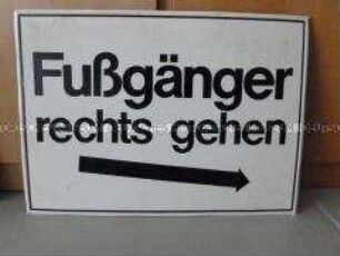 Schild "Fußgänger rechts gehen" für eine Grenzübergangsstelle