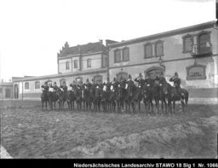 Hundertjahrfeier der Braunschw. Batterie Enthält: Grüßende Reiter auf dem Hof der Artilleriekaserne Wolfenbüttel, Lindener Straße