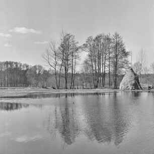 Spreewald um 1940. Überflutete Wiesen und Felder. Heuschober. : Błóta wokoło 1940. Synowe stogi na přepławjenej łuce.