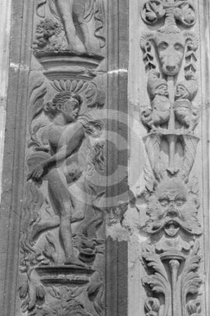 Ornamentierte Lisenen am Portalbau von Schloss Brieg