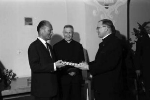 Freiburg: Empfang des Zentralausschusses des Caritasverbandes, Präsident des Caritasverbandes Albert Stehlin überreicht Oberbürgermeister ein Buch