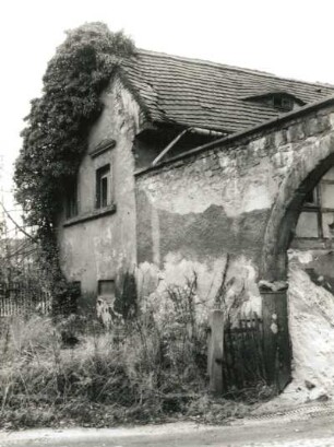 Dresden-Cossebaude, Hauptstraße 4. Dreiseithof. Wohnstallhaus (1839). Giebelseite mit Mauer zum Torbogen (1798)