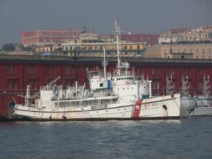 Neapel - Küstenwache : Küstenwachtboote liegen am Kai. Aufgenommen in Neapel am 24. Juli 2004