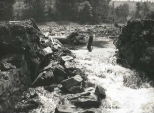 Unwetterkatastrophe im Osterzgebirge am 8./9. Juli 1927. Gottleubatal nahe dem Hammergut Oelsengrund. Zerstörter Damm mit Brückenlager