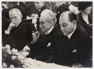 Pressefrühstück während der 2. Haager Kriegsschulden-Konferenz im Hotel Wittebrug in Den Haag. von links: Philip Snowden, Paul Hymans, Julius Curtius