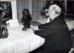 Wilhelm Pieck in seinem Amtssitz mit Geschenken zu seinem 74. Geburstag