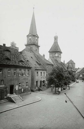 Marktredwitz, Wohnhäuser : Marktredwitz. Wohnhäuser (mit Restauration am Rathaus) und Rathaus, Hauptstraße 23 und 25/29. Straßenansicht gegen den Turm der evangelischen Kirche