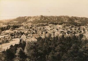 Jonsdorf, Ortsansicht : Blick vom Hieronymusstein auf Jonsdorf, im Hintergrund die Mühlsteinbrüche