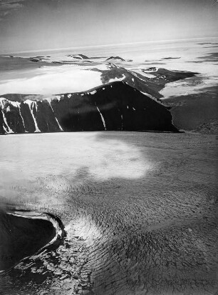 Gletscher : Gletscher mit fächerartig verlaufenden Spalten auf Sewernaja Semlja.