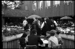 Oslo: Volkstanz im Garten des Folkemuseum Restaurants