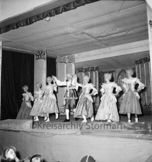 Weihnachtsmärchen: Hotel Oldesloer Hof: Saal: "Aschenputtel": Aufführung von Städtischem Musikkreis: Bühne: Szenenbild: Schauspieler bei Verbeugung, 21. Dezember 1956