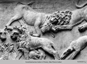 Magnanimitas: Ein Stier wird von einem Löwen zu Boden gerissen, ein Hase flüchtet sich zwischen die Beine des Löwen; ein Jäger denkt angesichts dieser Begebenheiten, dass es besser sei schwach als stark zu sein - Ausschmückung des Hofes mit Fresken und Terrakottareliefs