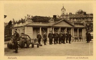 Postkartenalbum mit Motiven von Karlsruhe. "Karlsruhe. Landsturm auf Schlosswache". Wachhäuschen vor dem Schloss mit Soldaten