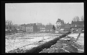 Vendin-le-Vieil (Dep. Pas-De-Calais): schneebedeckte Gemüsegärten und Gebäude