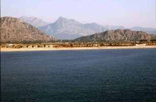 Antalya [Türkei]: Ankunft der MS Odessa, mit Panorama des Taurus-Gebirges