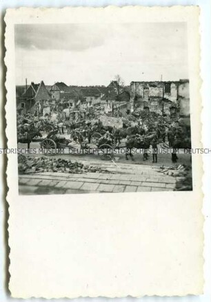 Wehrmachtssoldaten im zerstörten Püttlingen (Puttelange-aux-Lacs)