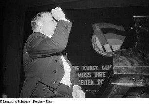 Auftritt des Pianisten Lew Nikolajewitsch Oborin
