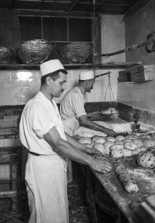 Dresden-Altstadt, Webergasse 35. Feinbäckerei und Conditorei Firma "Hermann Angermann", Inhaber Franz Seraph Schmid. Christstollenbäckerei. Backstube. Abwiegen des Stollenteiges