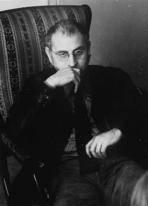 Der Regisseur Manfred Wekwerth in seiner Wohnung in Berlin-Grünau, in einem Sessel sitzend