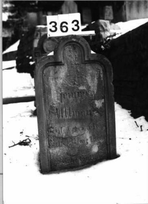 Grabstein 363 (Index: 100092553) Material: Sandstein Zustand: verwitt/starker Textverlust Maße HxBxT: 64x37x18 cm Beschreibung: Stele mit eingezogenem Rundbogenabschluß: Grabstein 363
