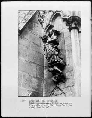 Frauenfigur (Fürstin?) links des Portals