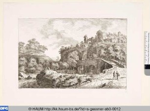 Bewaldeter Hügel mit antiker Burg am Fluss mit Bogenbrücke