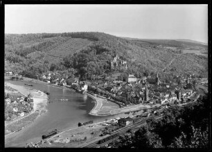 Blick auf Bahnhofsgelände, Mainspitze, Innenstadt, Fähre und Burg