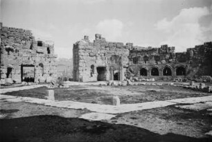 Reisefotos Libanon. Baalbek. Tempelanlage. Reisefotos Libanon. Baalbek. Tempelanlage (101/300). Wohl großer Hof des Jupitertempels
