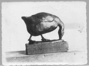 Laufende Gans & Grasende Gans : Grasende Gans. Bronze (vor 1945; E. Richter). Dresden-Südvorstadt, Eisenstuckstraße, Atelier der Künstlerin