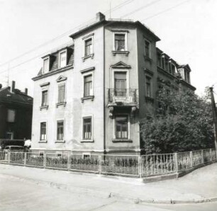 Dresden-Cossebaude, Ludwigstraße 4 / Ecke August-Bebel-Straße. Wohnhaus (1895/1900). Eckansicht mit Einfriedung